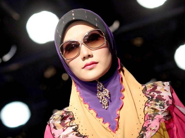 A model showcases a creation by Malaysian designer <b>Pearl Haya</b> during the ... - 292224-IslamicFashionphotoafp-1321368650-209-640x480