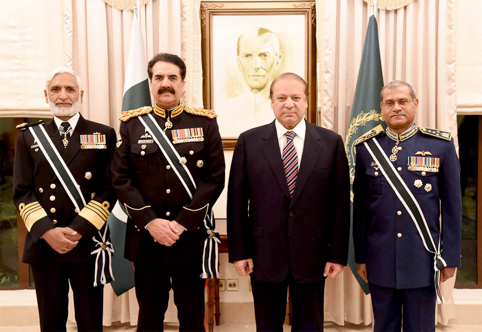 All chiefs of staff pose for a photograph alongside PM Nawaz as Gen Raheel says his goodbyes. PHOTO: APP