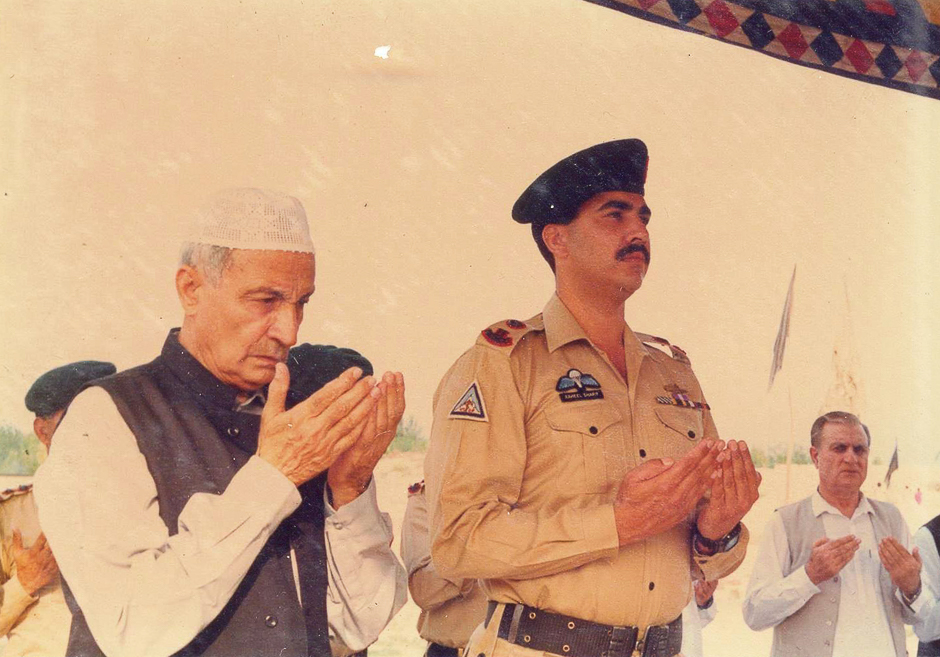 Gen Raheel pays a farewell visit to PM Nawaz Sharif at PM Office. PHOTO: APP