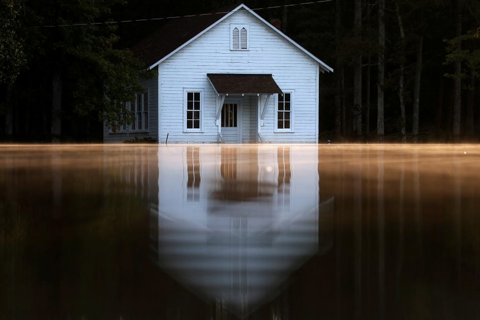 Mist rises off the water as a flooded building is pictured after Hurricane Matthew passes in Lumberton, North Carolina, October 11, 2016. PHOTO: REUTERS