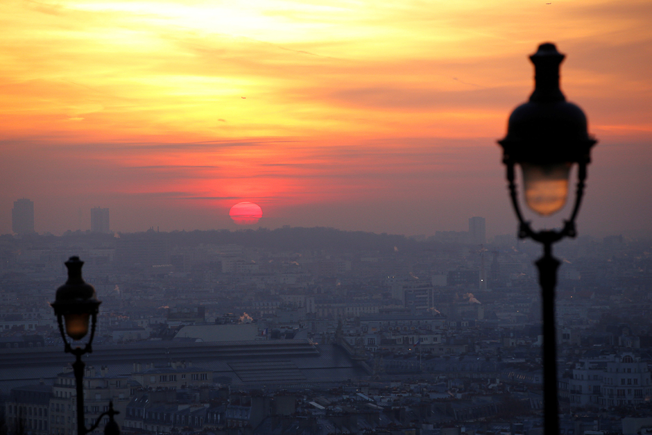 The sun rises as small-particle haze hangs above the skyline in Paris, France. PHOTO: REUTERS