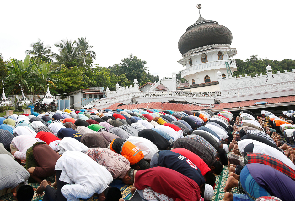Muslims attend Friday prayers at Jami Quba mosque, which collapsed during this week's earthquake in Pidie Jaya, Aceh province, Indonesia. PHOTO: REUTERS
