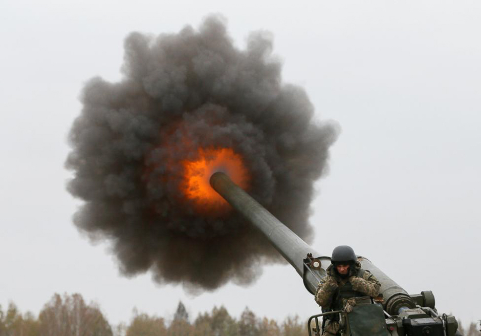 A Ukrainian serviceman fires a 2S7 Pion self-propelled gun during military exercises near the village of Divychky in Kiev region, Ukraine, October 21, 2016. PHOTO: REUTERS