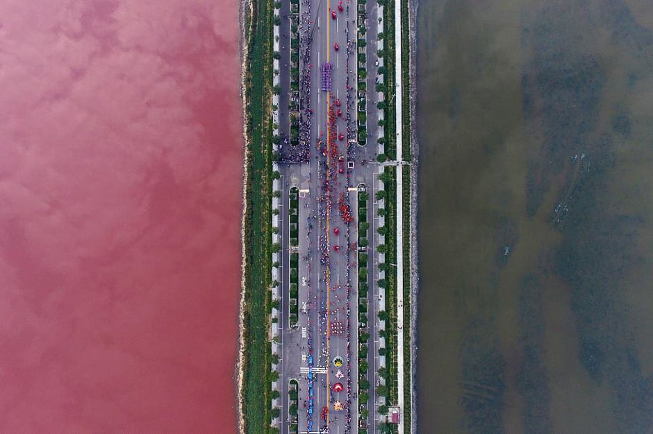 A salt lake, which is separated by a road, shows parts of it in different colours due to algae, in Yuncheng, Shanxi Province, China, September 25, 2016. PHOTO: REUTERS