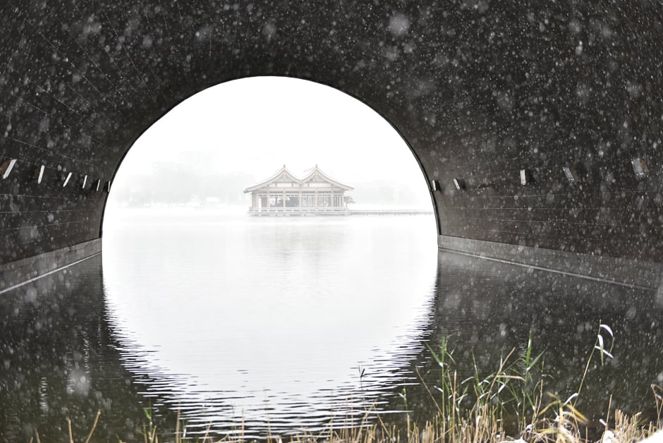 Pavilions are seen on a lake during a snow day in Xi'an, Shaanxi province, China, November 22, 2016. Picture taken November 22, 2016. REUTERS/Stringer ATTENTION EDITORS - THIS IMAGE WAS PROVIDED BY A THIRD PARTY. EDITORIAL USE ONLY. CHINA OUT. NO COMMERCIAL OR EDITORIAL SALES IN CHINA.