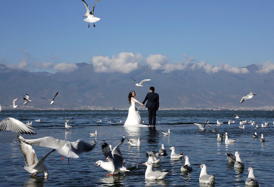 A couple pose for a wedding photo at Erhai lake in Dali, southwest China's Yunnan province. PHOTO: REUTERS