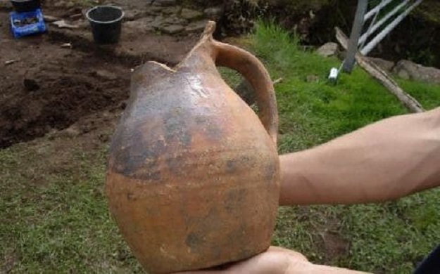 A pot found at the site CREDIT: WALES NEWS SERVICE 