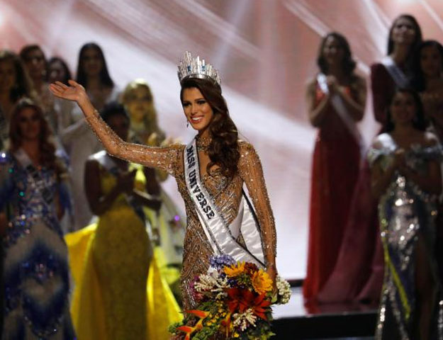 Miss France Iris Mittenaere waves to the crowd after being crowned winner in the 65th Miss Universe beauty pageant at the Mall of Asia Arena, in Pasay, Metro Manila, Philippines January 30, 2017. REUTERS/Erik De Castro 