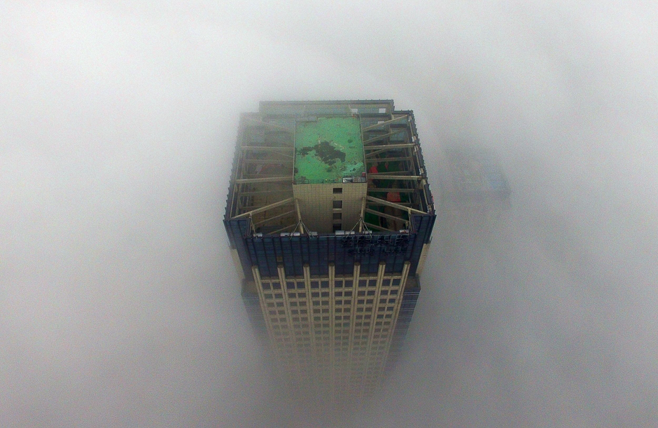A building appears through a thick layer of fog in Yangzhou, in China's eastern Jiangsu province. PHOTO: AFP