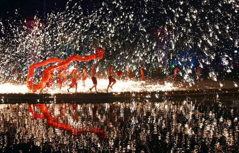 People perform a fire dragon dance under a shower of sparks from molten iron during the Chinese Lunar New Year holidays, in Wuhan, Hubei province, China. PHOTO: REUTERS