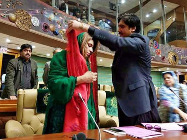 PPP lawmaker presents chaddar to PML-F's Nusrat Sehar Abbasi to apologize over his insulting remarks. PHOTO: ONLINE