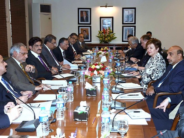 Sindh CM Murad Ali Shah holding a assembly with a World Bank high energy delegation. PHOTO: APP