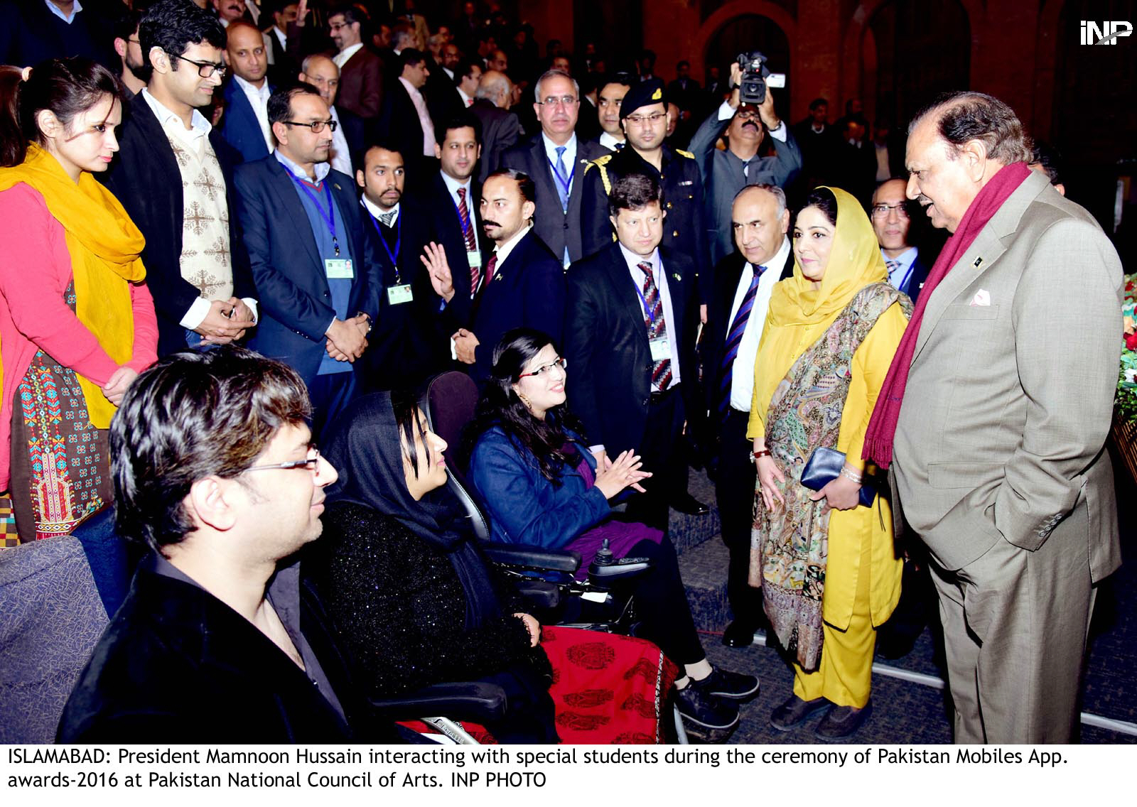 president mamnoon hussain interacting with special students during the cermony of pakistan mobile app wards photo inp