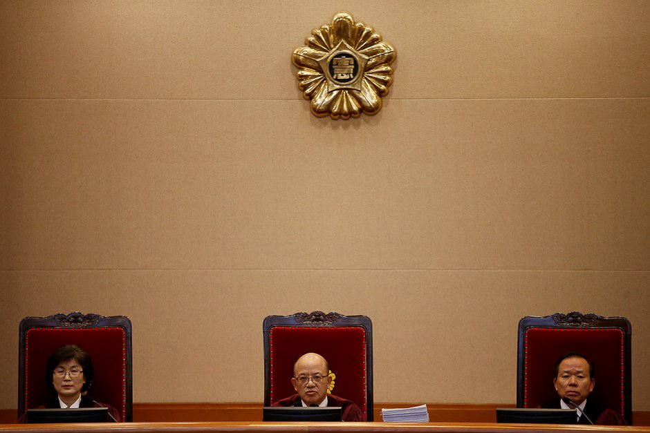 Chief Justice Park Han-chul (C) presides over the first hearing arguments for South Korean President Park Geun-hye's impeachment trial at the Constitutional Court in Seoul, South Korea. PHOTO: REUTERS