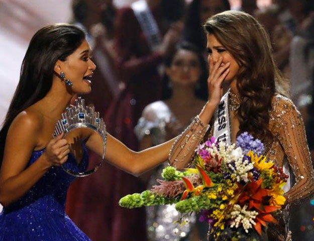 Pia Wurtzbach holds the crown as she rushes towards Miss France Iris Mittenaere after the latter was declared winner in the 65th Miss Universe beauty pageant at the Mall of Asia Arena, in Pasay, Metro Manila, Philippines January 30, 2017. REUTERS/Erik De Castro 