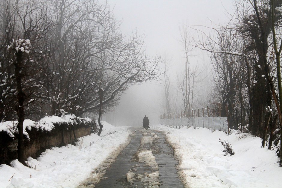 2_zkn_after-heavy-snow-in-valley-man-walks-alone-on-the-streets-at-shopian_kashmir-snow