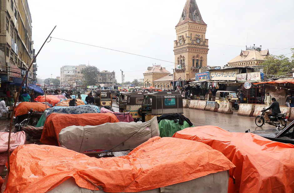 Vendors fuly covered their sealable items on their handcart during rain in the port city. PHOTO: ONLINE/SABIR MAZHAR