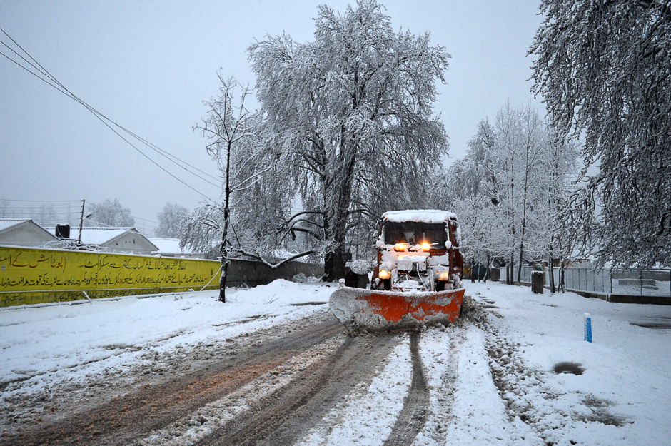 7_zkn_snow-cleaning-machine-while-on-job-on-mughal-road-shopian_kashmir-snow