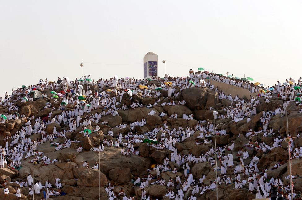 SAUDI ARABIA: Muslim pilgrims gather on Mount Mercy on the plains of Arafat during the annual haj pilgrimage, outside the holy city of Mecca, Saudi Arabia September 11, 2016. REUTERS/Ahmed Jadallah
