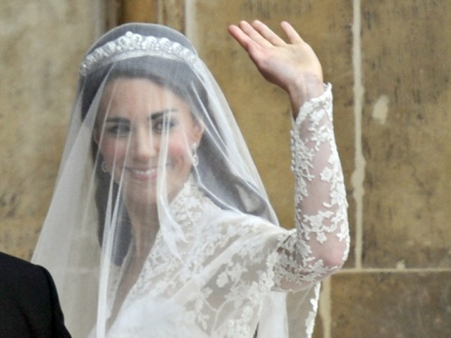 Kate Middleton waves as she arrives to the West Door of Westminster Abbey in London for her wedding to Britain's Prince William, on April 29, 2011. PHOTO : AFP