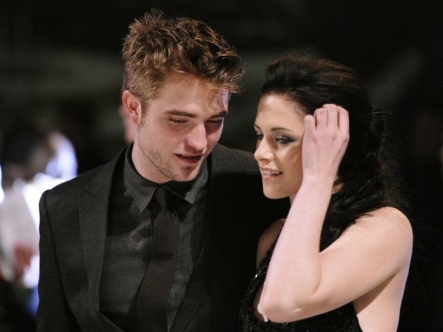Actors Robert Pattinson (L) and Kristen Stewart arrive for the British premiere of 'The Twilight Saga: Breaking Dawn'. PHOTO: REUTERS