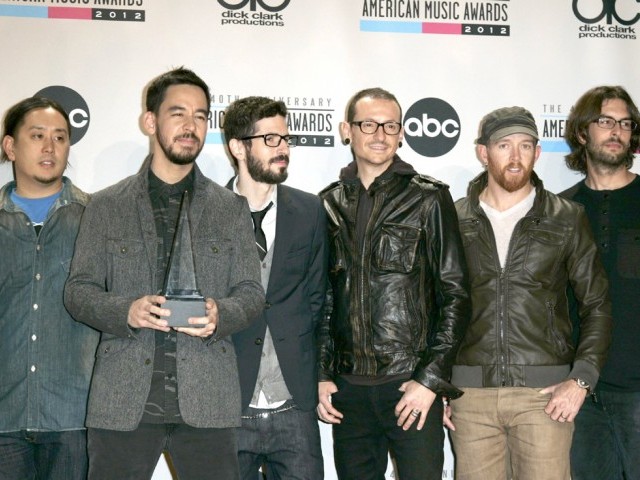  Members of rock band Linkin Park pose backstage with the best alternative rock band award at the 40th American Music Awards in Los Angeles, California November 18, 2012. PHOTO : REUTERS