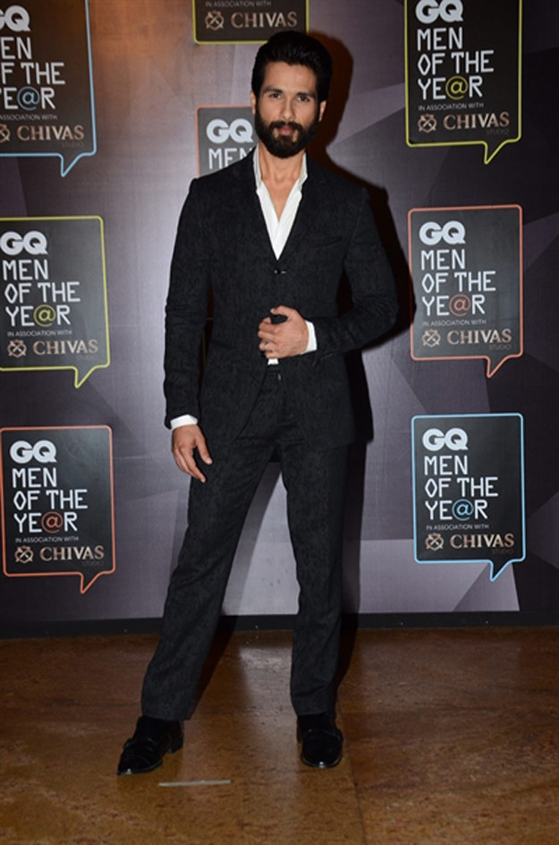 Shahid-Kapoor-awarded-_Actor-Of-The-Year_-at-GQ-Men-of-the-Year-Awards-2015-Grand-Hyatt-Mumbai-21