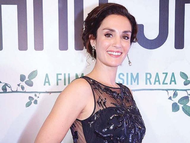 Cast member Sonya Jehan poses for a picture at the Karachi premiere of Ho Mann Jahaan. PHOTO: PUBLICITY