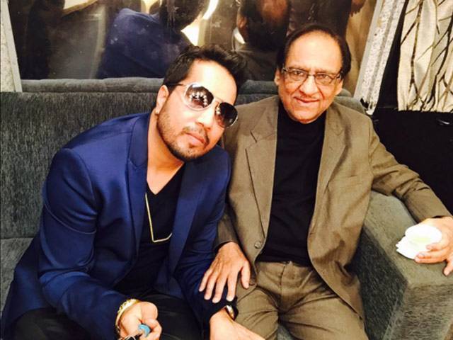 Mika took to Twitter to share selfies with the legendary ghazal singer. PHOTO: TWITTER