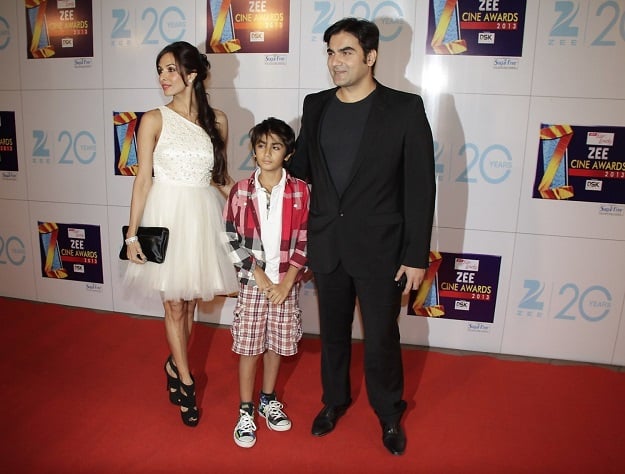 hyuyaymie9t3zrne.D.0.Malaika-Arora-Khan-with-son-Arhaan-and-Arbaaz-Khan-at-ZEE-CINE-AWARDS-2013-at-YRF-Studios-in-Mumbai--1-