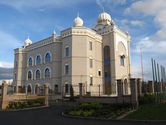 Armed men occupy UK Gurdwara in protest against Sikh ...