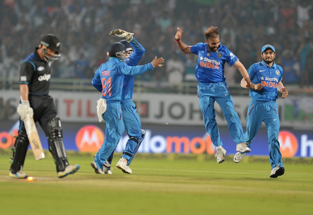 mike hesson criticises players after the tourists surrendered on 79 in the odi series decider photo afp