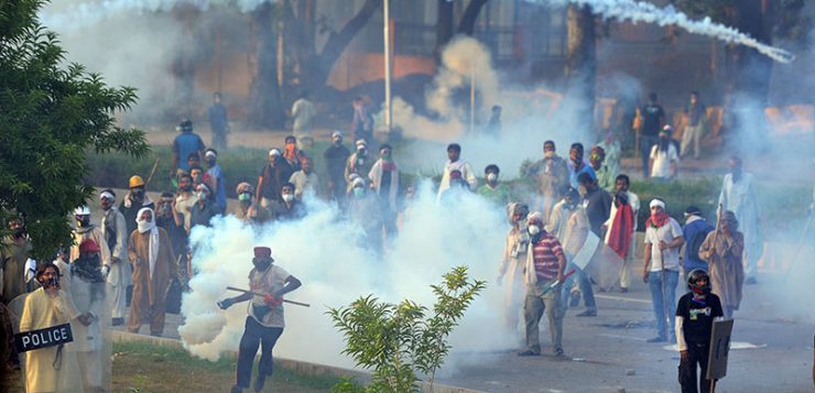 Police clash with PTI supporters on Peshawar-Islamabad motorway | The ...