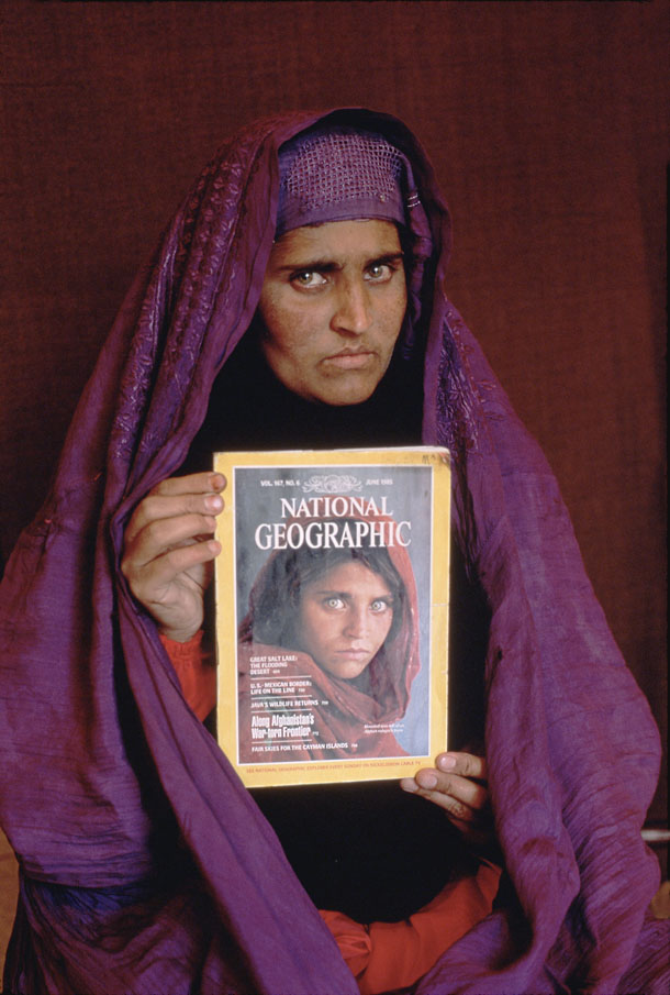 an image of sharbat gula holding the cover she was featured in june 1985 photo steve mccurry