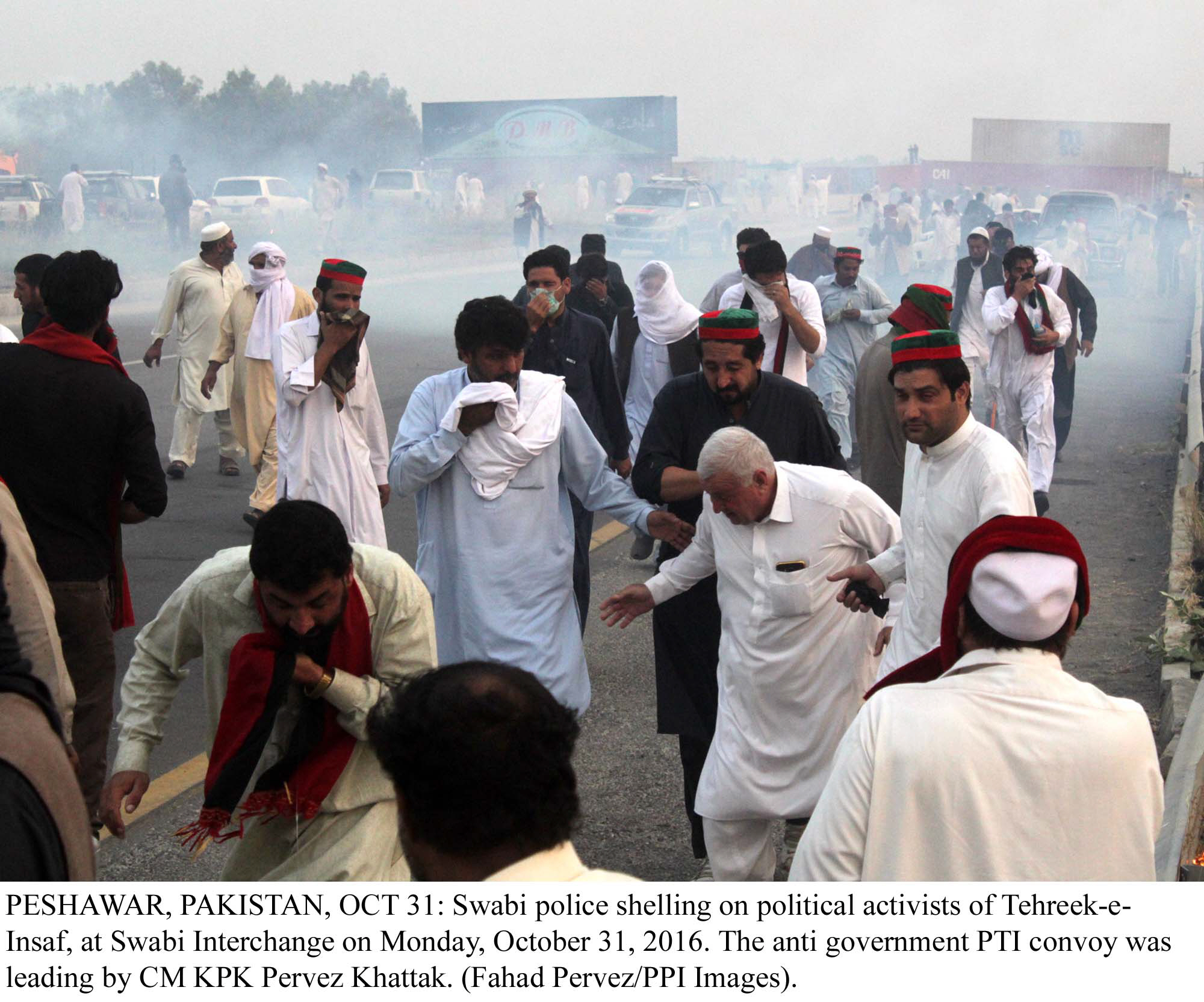 pti workers facing problems from the police during their protest photo ppi