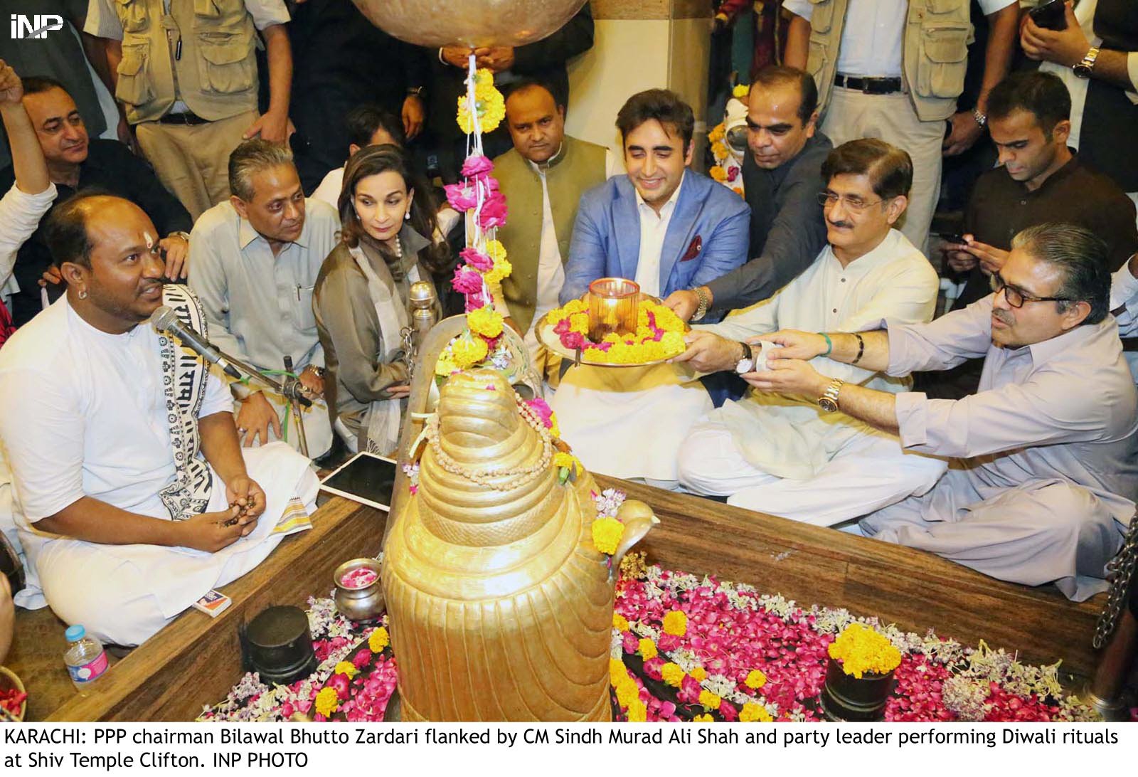 ppp chairman bilawal bhutto zardari flanked by cm murad ali shah and party leader performing dewali rituals at shiv temple clifton photo inp