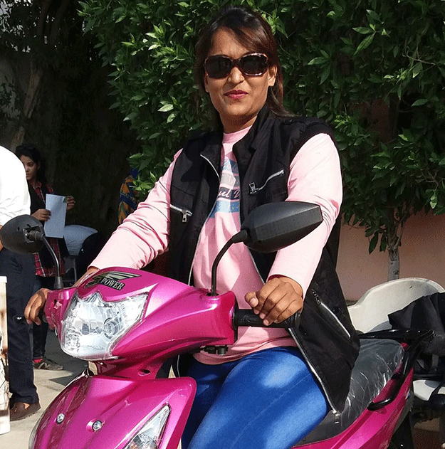 Scooty revolution: Women learn to ride bikes on Karachi's mean streets