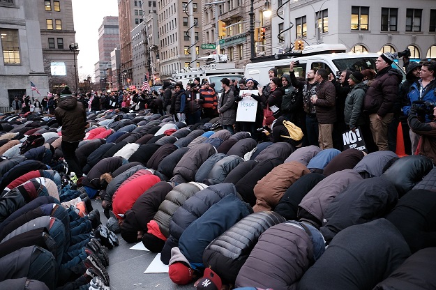  Men pray during a protest by Yemenis and supporters over President Donald Trump's executive order temporarily banning immigrants and refugees from seven Muslim-majority countries, including Yemen on February 2, 2017 in the Brooklyn borough of New York City. PHOTO: AFP