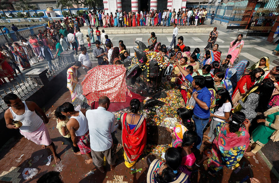 Hindu devotees gather inside a temple with their offerings in Kolkata, India. PHOTO: REUTERS