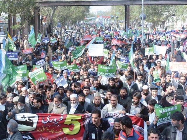 Participants of Kashmir March in Lahore shout slogans to express solidarity with Kashmiri people. PHOTO: ONLINE

