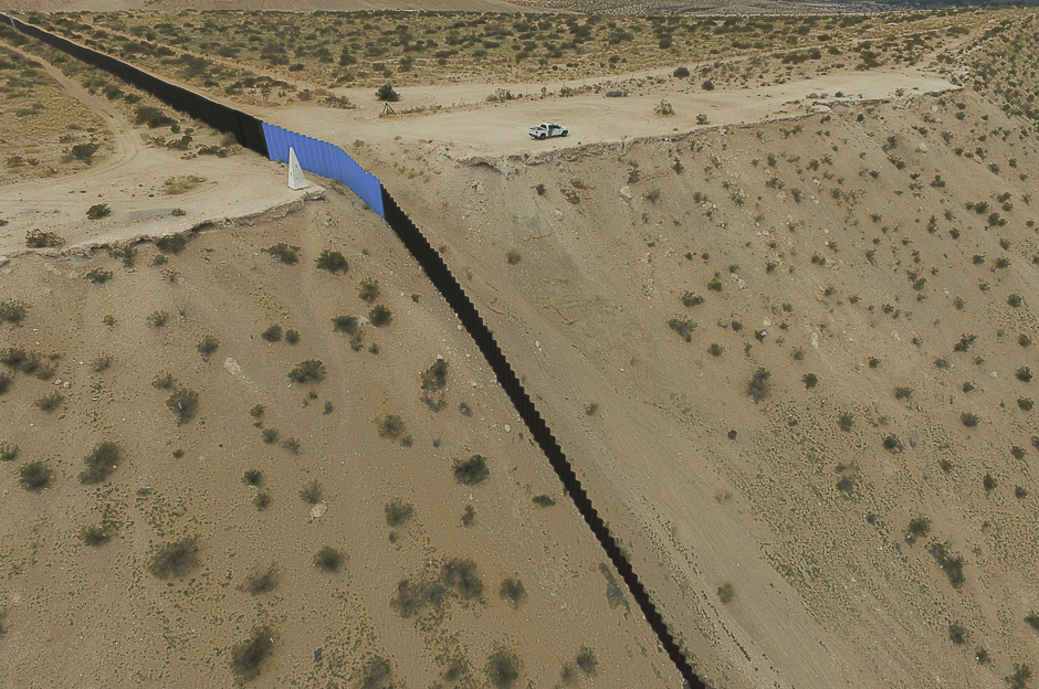 Aerial view of the metal fence between Mexico (L) and the United States (R) taken in Puerto Anapra, Chihuahua state. PHOTO: AFP