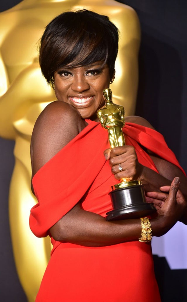 AFP / FREDERIC J. BROWNActress Viola Davis poses with the Oscar for best actress in a supporting role on February 26, 2017