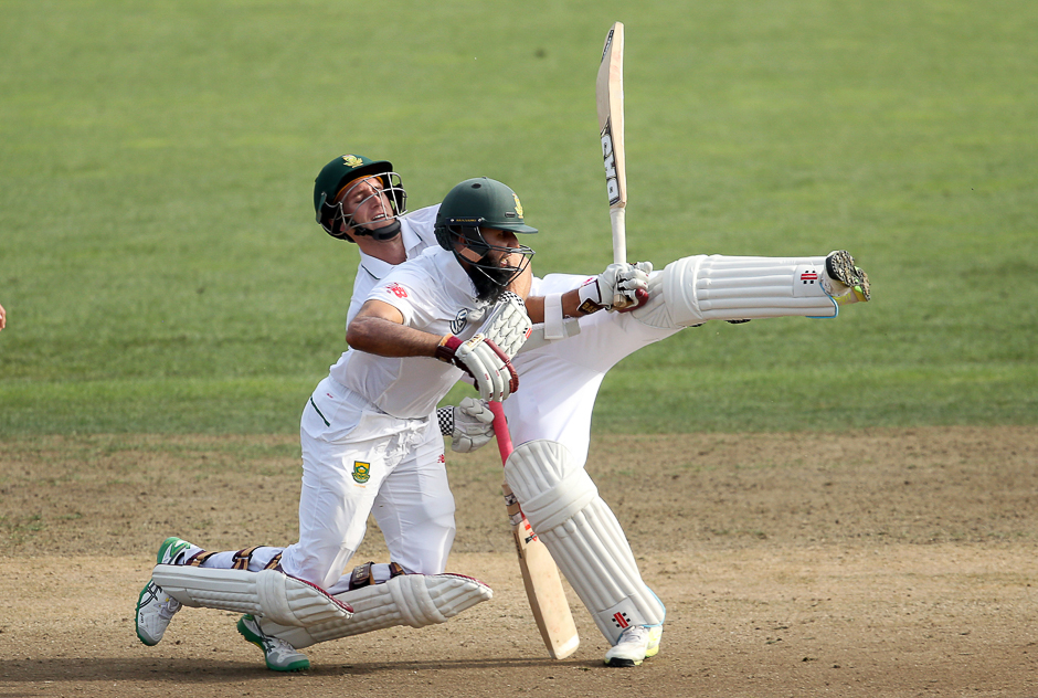 Theunis de Bruyn (L) is run out after he and Hashim Amla (R) of South Africa run into each other during day four of the third Test cricket match between New Zealand and South Africa at Seddon Park in Hamilton. PHOTO: AFP