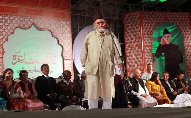 Tajuddin Taj from the Indian city of Bhopal lamented that in India, mushaira is always initiated with the recitation of a naat. As no one recited naat here in Karachi, he said, he chose to recite naat before reading out verses from his poems. PHOTO: ATHAR KHAN