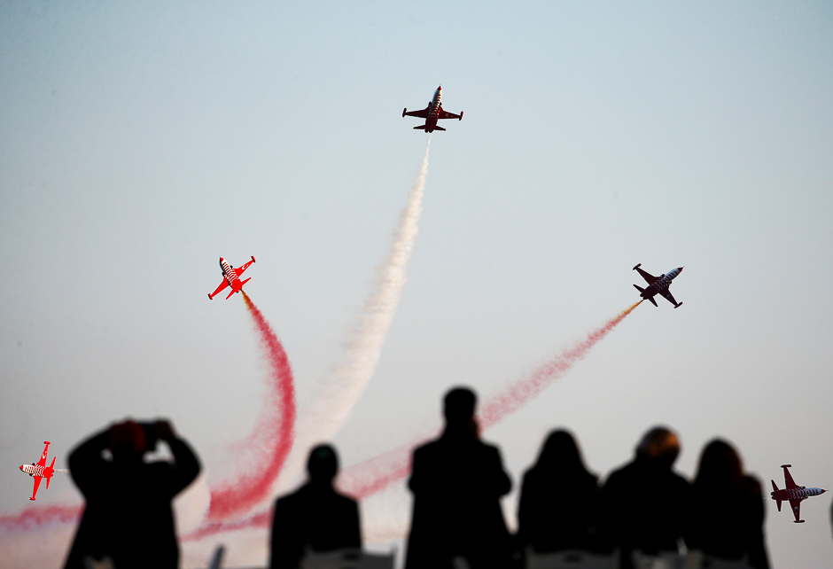 The Turkish Stars aerobatic teams fly their Northrop F-5 Freedom Fighters over a Turkish memorial during a ceremony marking the 102nd anniversary of Battle of Canakkale, also known as the Gallipoli Campaign, in Canakkale, Turkey. PHOTO: REUTERS