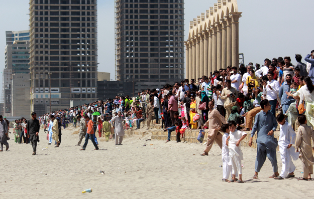 Hoardes of people turned up for the show in Karachi. PHOTO: ATHAR KHAN/EXPRESS