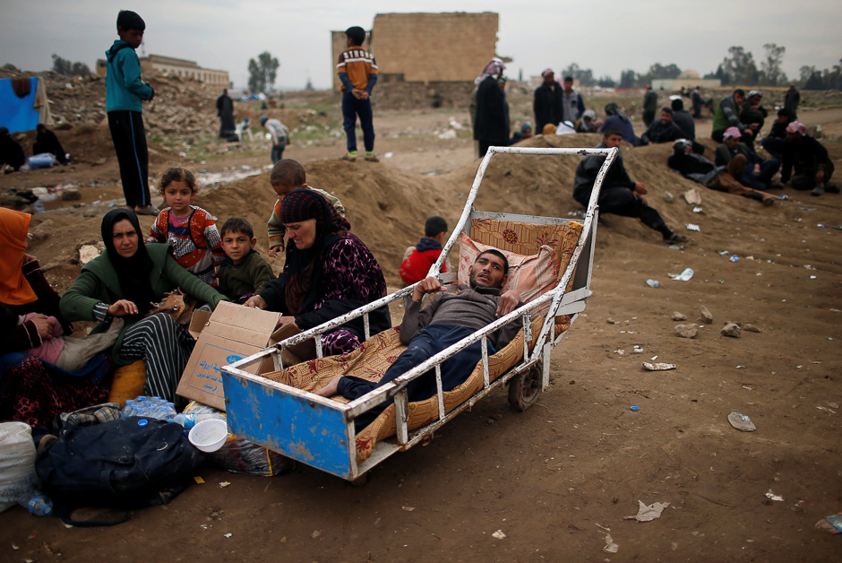 Displaced Iraqis who had fled their homes wait to enter Hammam al-Alil camp south of Mosul, Iraq. PHOTO: REUTERS