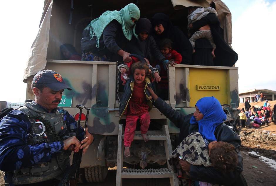 Displaced Iraqis from Mosul arrive at the Hamam al-Alil camp, during the government forces ongoing offensive to retake the western parts of the city from Islamic State (IS) group fighters. PHOTO: AFP