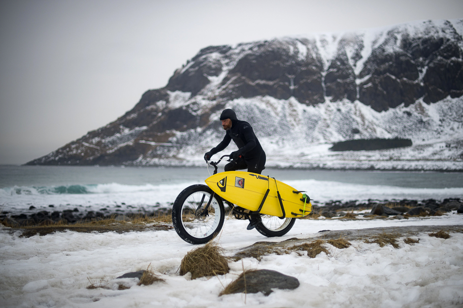 Australian surf legend from the 80's Tom Carroll, 55, rides a bike in Unstad before surfing the Arctic waves of the Atlantic Ocean. PHOTO: AFP