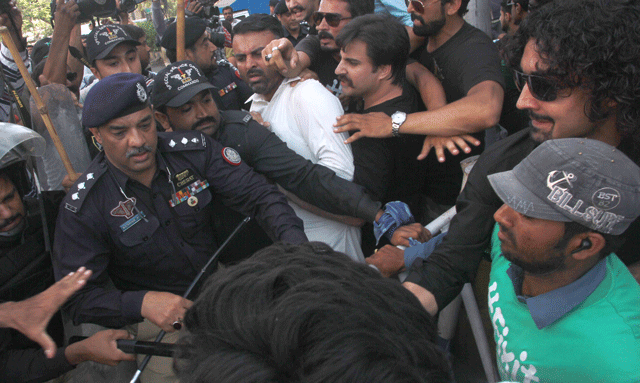 before his arrest fixit campaigner and pti worker alamgir khan said that his protest was against the removal of the sindh ig photo athar khan